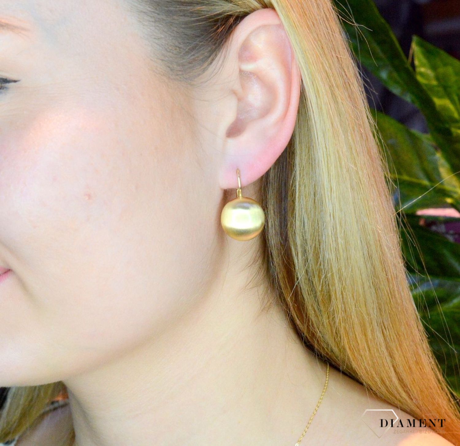 Srebrne kolczyki okrągłe matowe pozłacane OR AQ . Kolczyki wykonane z srebra próby 925 w pozłoceniu żółtego złota. Biżuteria w macie to jeden z najnowszych trendów. Modne kolczyki będą doskonałym prezentem.jpg